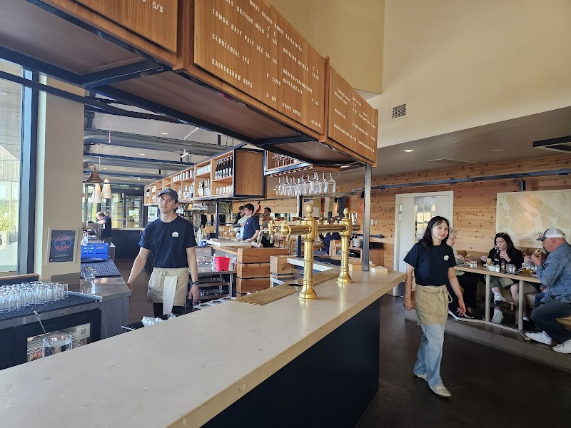 Four Winds Beach House & Brewery