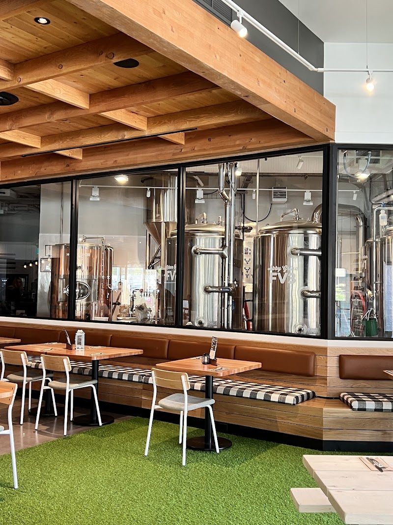 Old Yale Brewing: Abbotsford Craft Brewery + Kitchen 5
